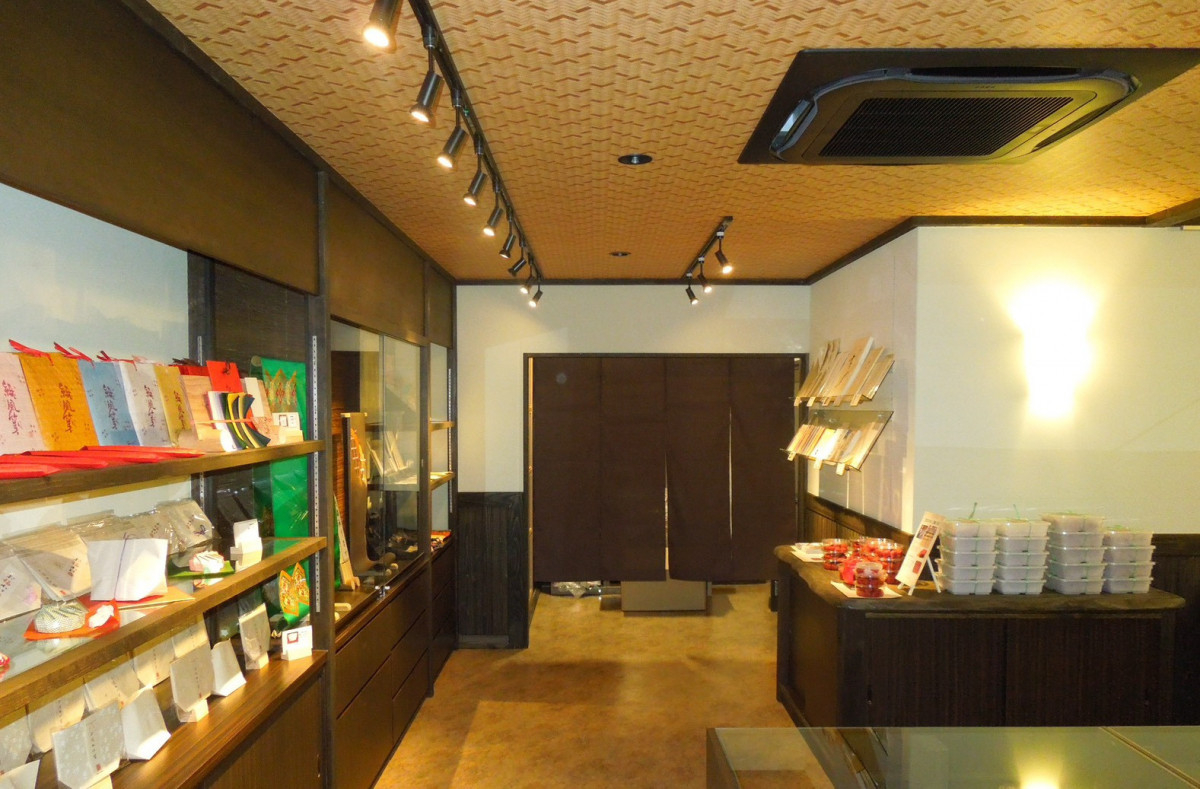 イワイの敦賀市｜商店街の店舗改修で和モダン空間へ｜伝統工芸が映える内装リフォーム事例の施工後の写真2