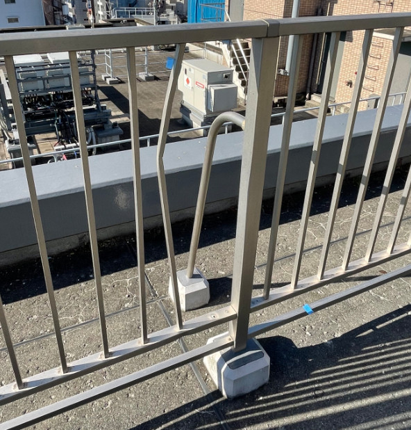 古川オール 江戸川の屋上手摺修理の施工前の写真1