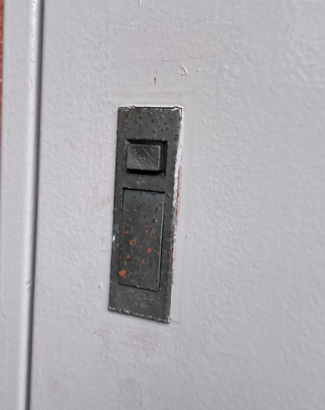 古川オール 江戸川の固くなったタキゲン点検口錠交換の施工前の写真1