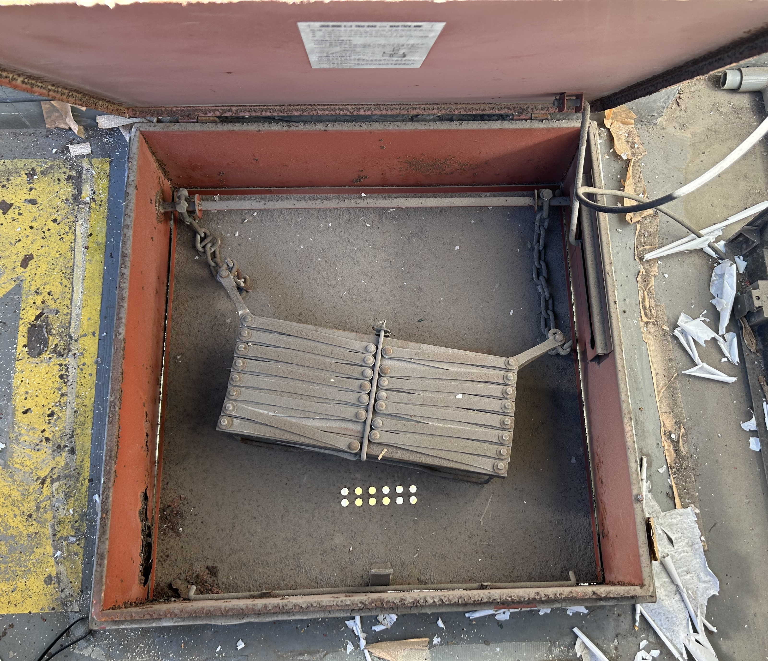 古川オール 江戸川の避難ハッチ・避難はしご交換工事の施工前の写真2