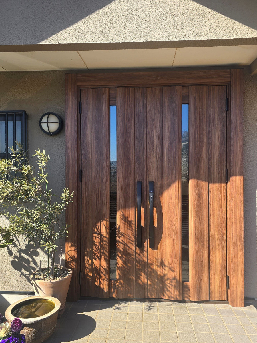 古川オール 江戸川の玄関ドアリフォーム工事　両開きドア編の施工後の写真1