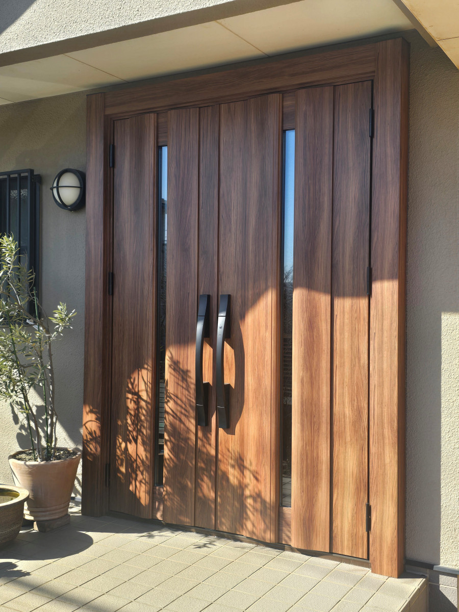 古川オール 江戸川の玄関ドアリフォーム工事　両開きドア編の施工後の写真2