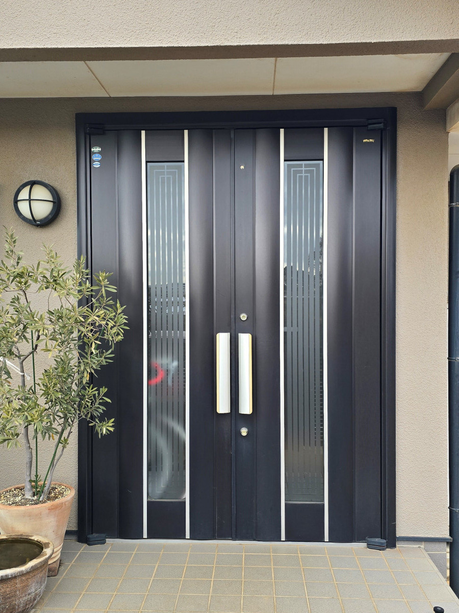 古川オール 江戸川の玄関ドアリフォーム工事　両開きドア編の施工前の写真1