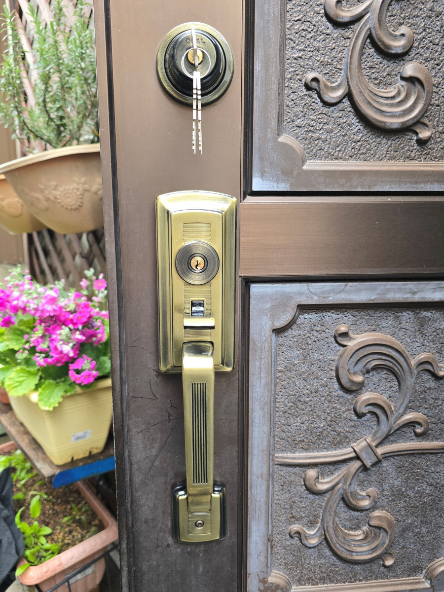 古川オール 江戸川の玄関ドアリフォーム工事　ハンドル編の施工後の写真1