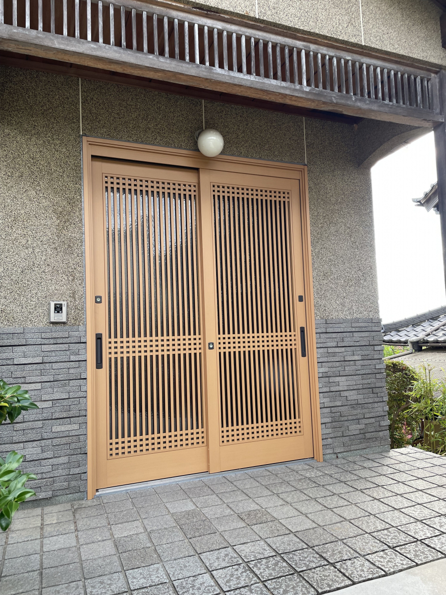 清高ガラスの古い玄関引戸も壁を壊さず たった1日でリフォーム完了の施工後の写真1