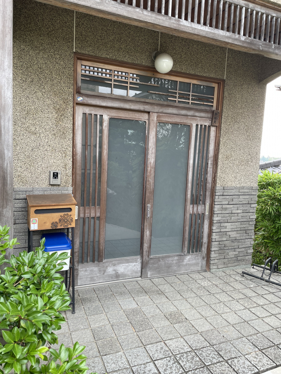 清高ガラスの古い玄関引戸も壁を壊さず たった1日でリフォーム完了の施工前の写真1