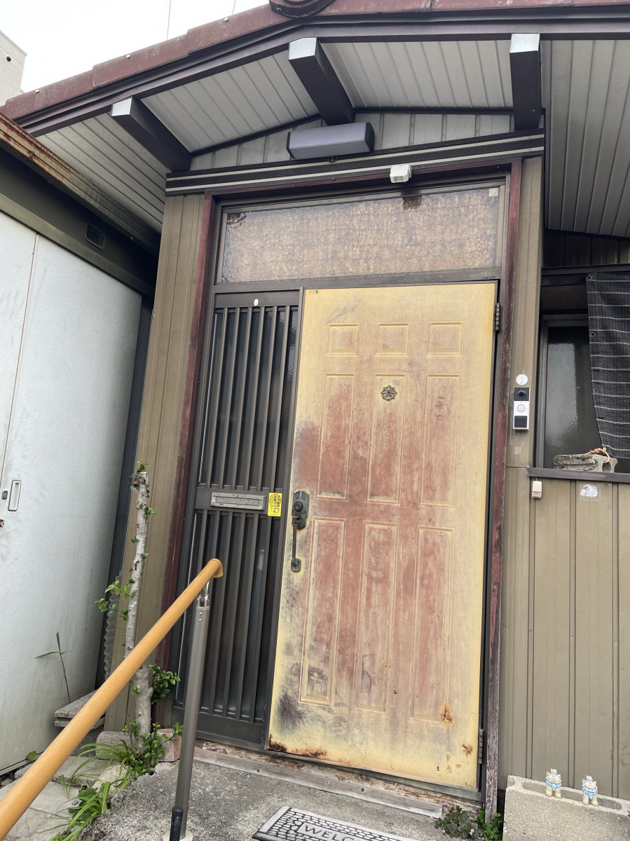 清高ガラスの家族を守る“強い玄関”へ。の施工前の写真1