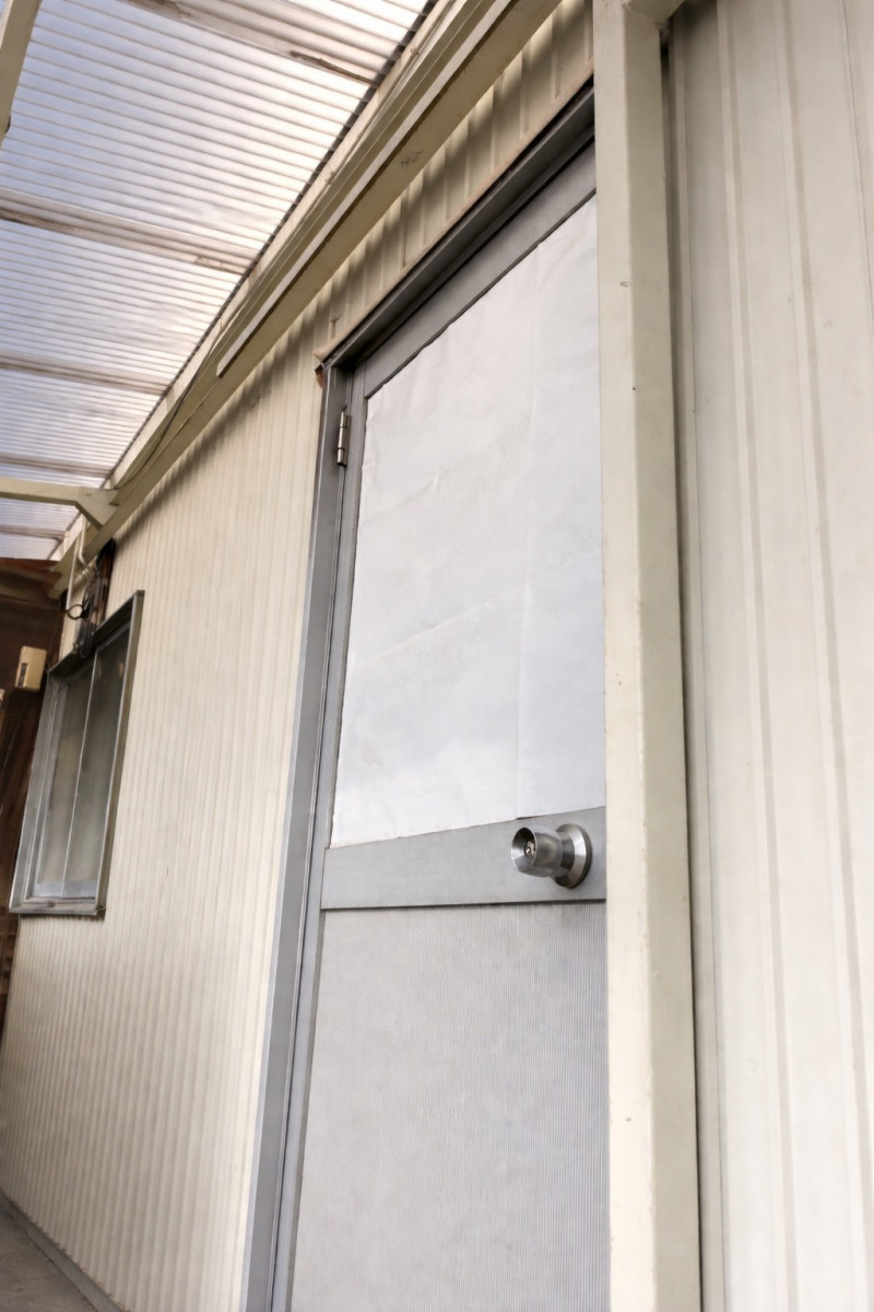 清高ガラスのドアのストレス、引き戸で解消！の施工前の写真1