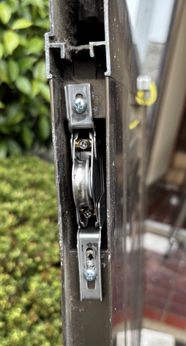 清高ガラスの地域密着、玄関の“動き”直します。の施工後の写真1