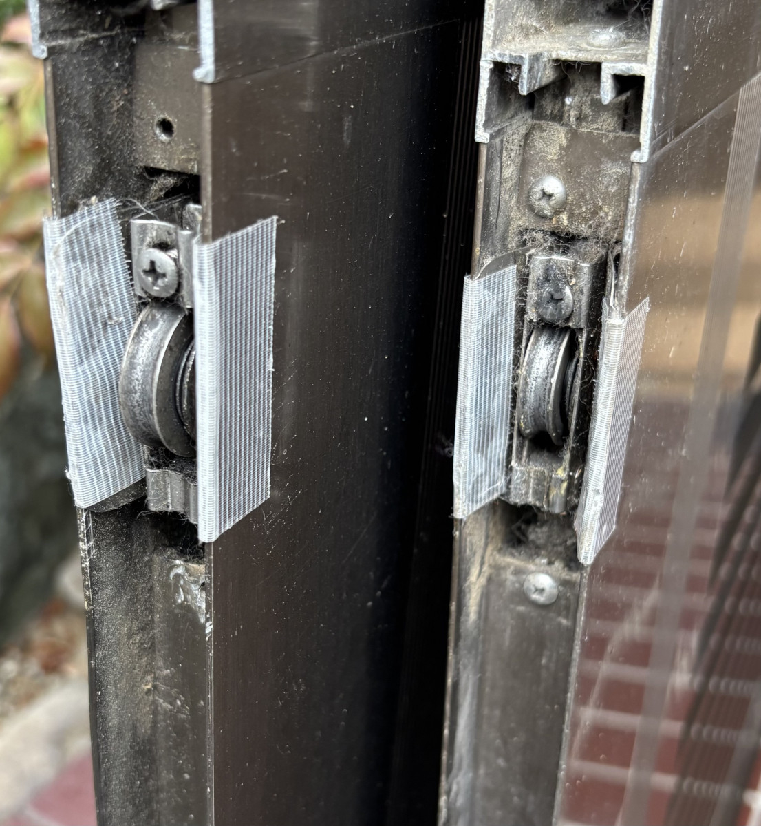 清高ガラスの地域密着、玄関の“動き”直します。の施工前の写真1