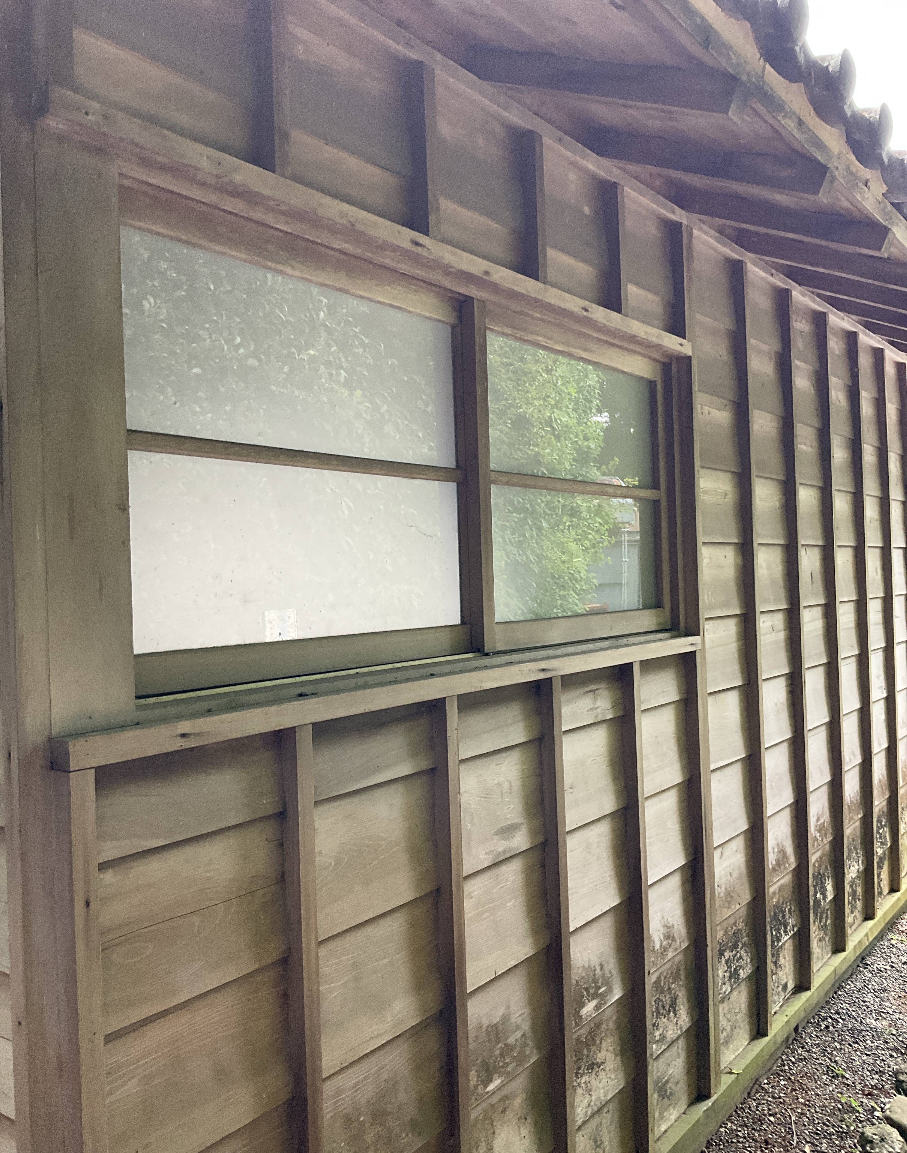 木製の窓について　2ミリの厚みのアクリルを使用します。 伊勢日軽のブログ 写真1