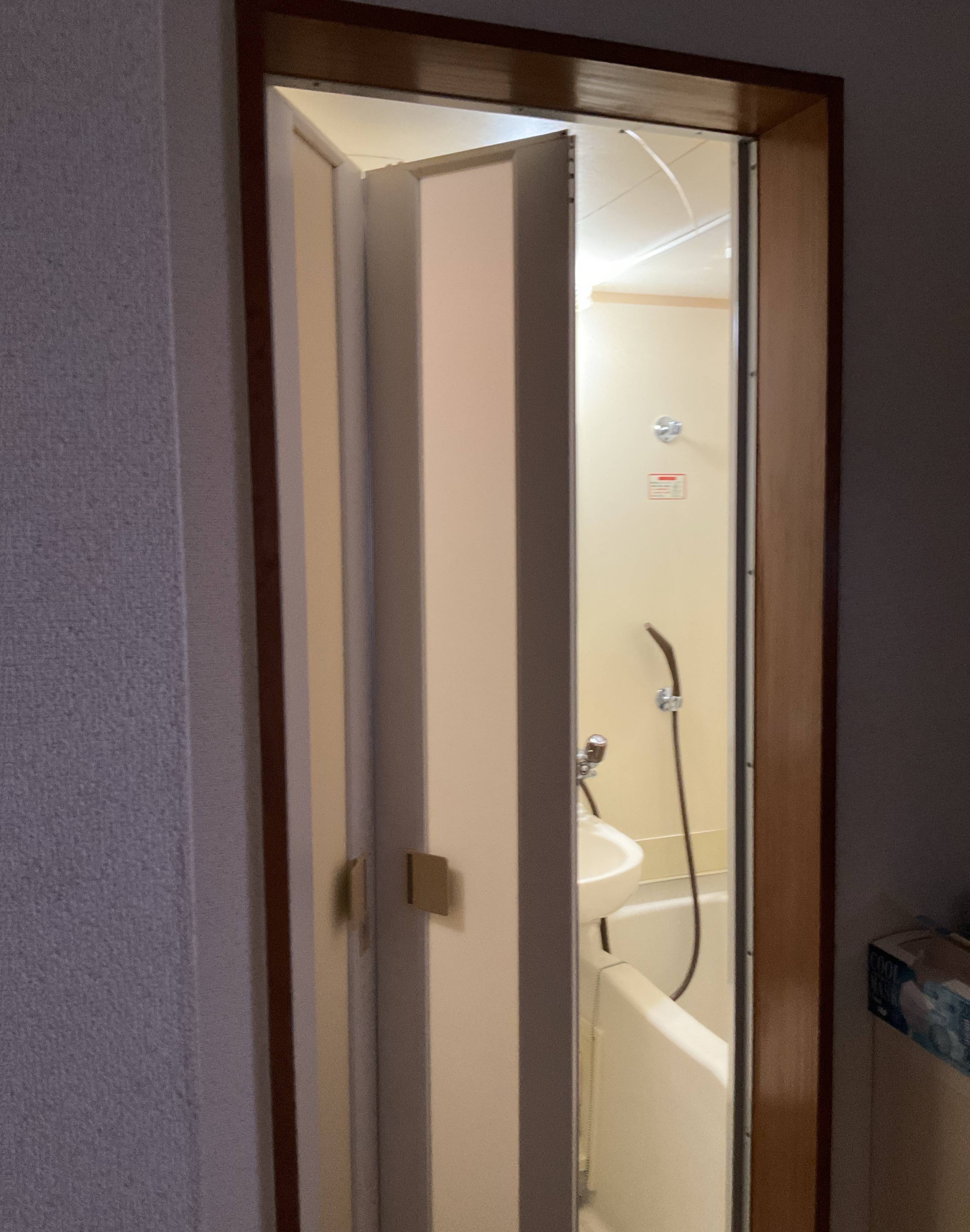 浴室折れ戸の部品　廃番のため　カバー工法による交換　事前調査です。 伊勢日軽のブログ 写真1