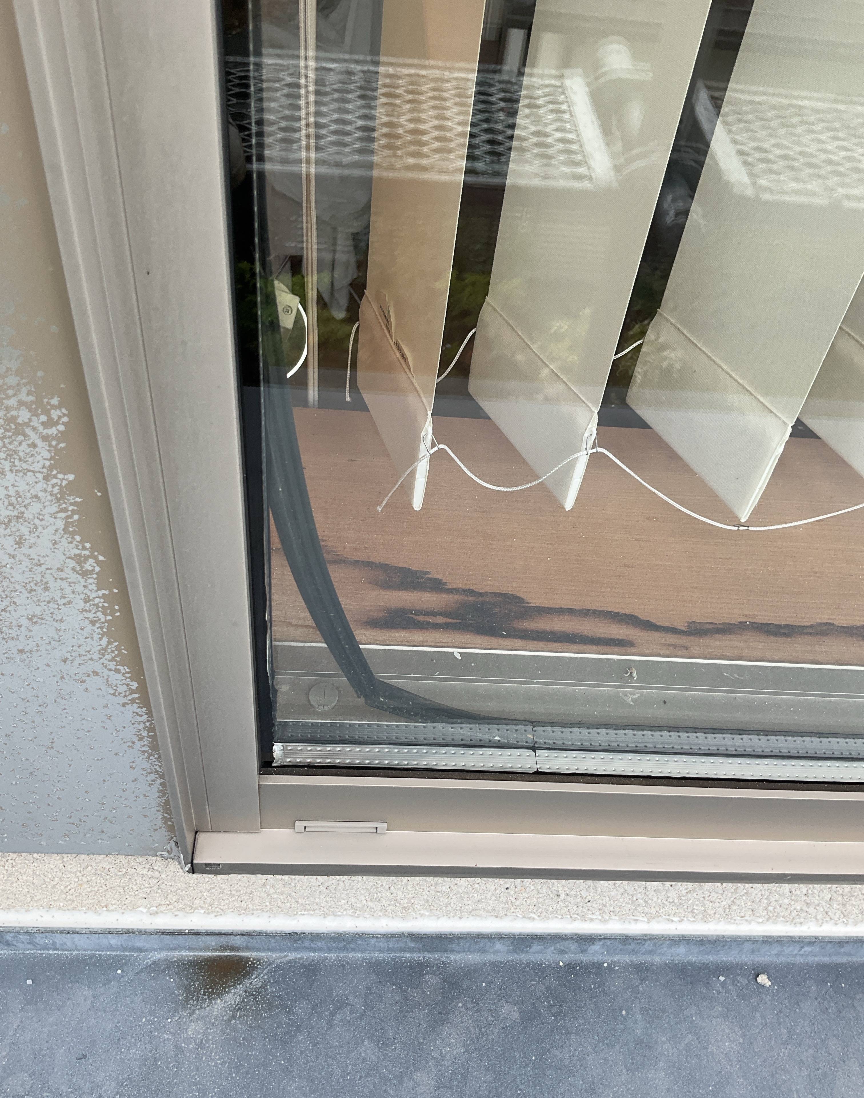 FIX窓の硝子押え材（ビート）のはがれについて　その対応 伊勢日軽のブログ 写真1