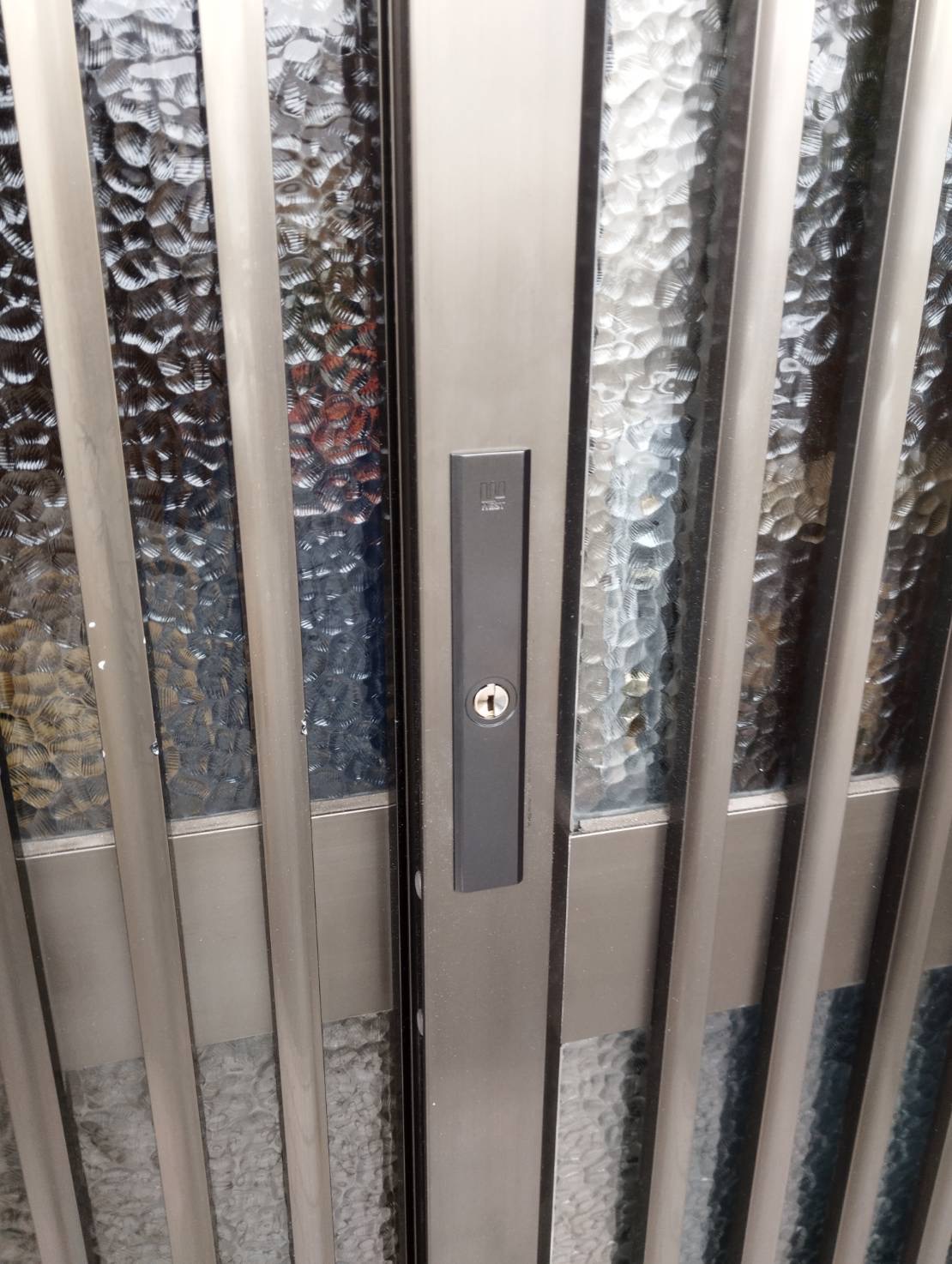 引戸錠の交換　伊勢市内の玄関引戸には雨戸が付いている場合があります。 伊勢日軽のブログ 写真1