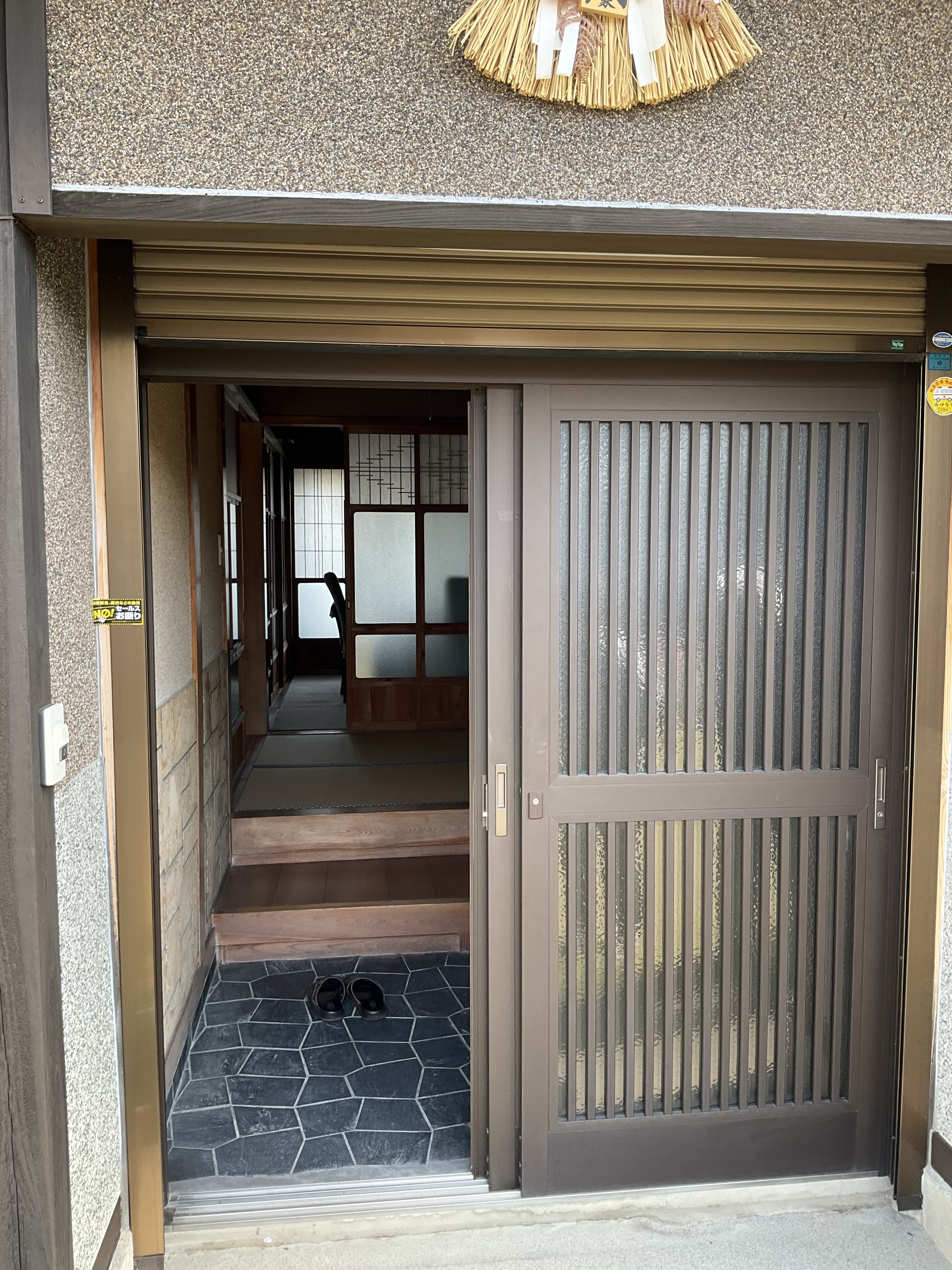 玄関引戸に雨戸シャッターの事例 伊勢日軽のブログ 写真2