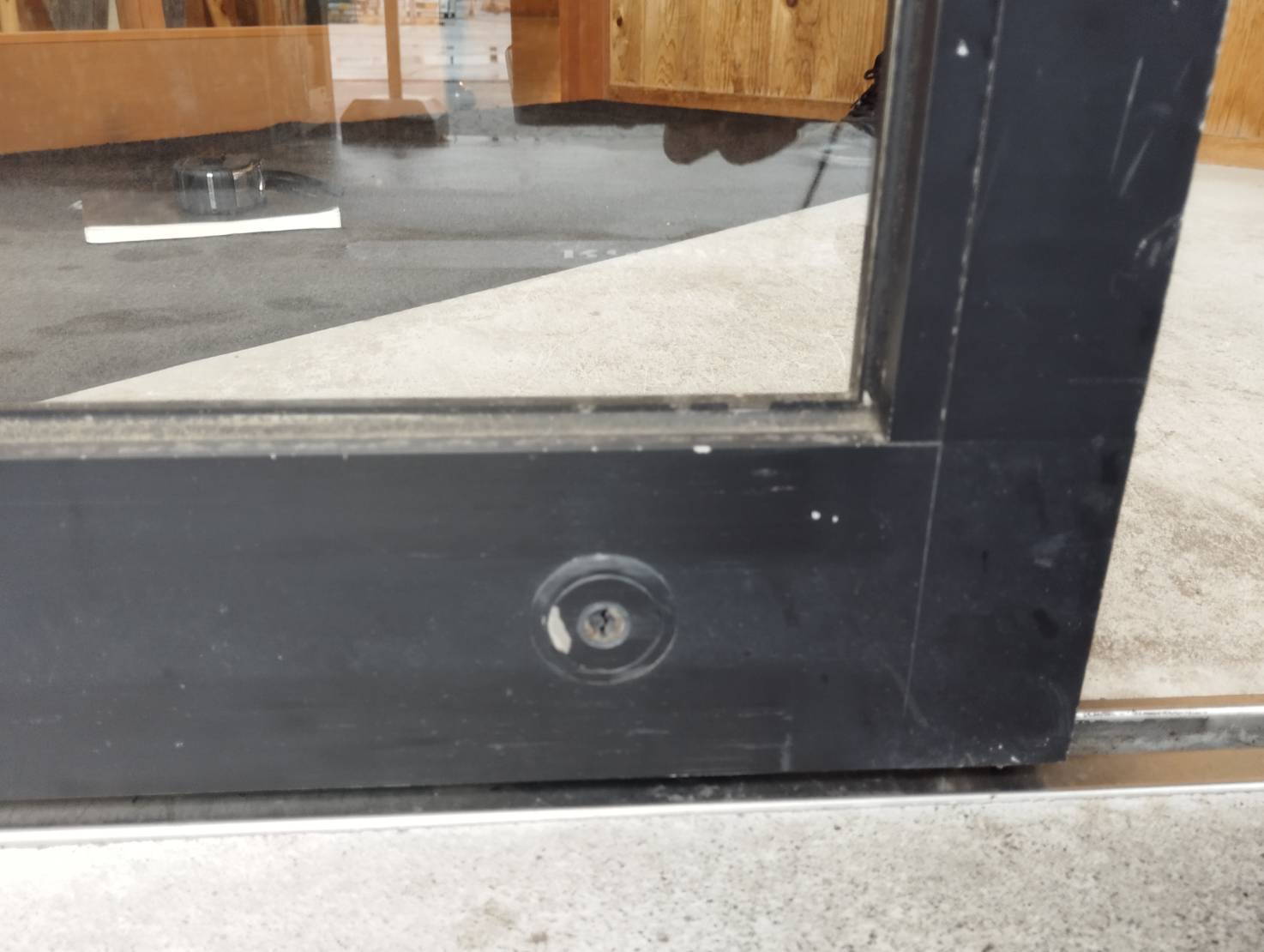 自動ドア錠の交換　旧式タイプの場合　扉本体を脱着する必要があります。 伊勢日軽のブログ 写真1