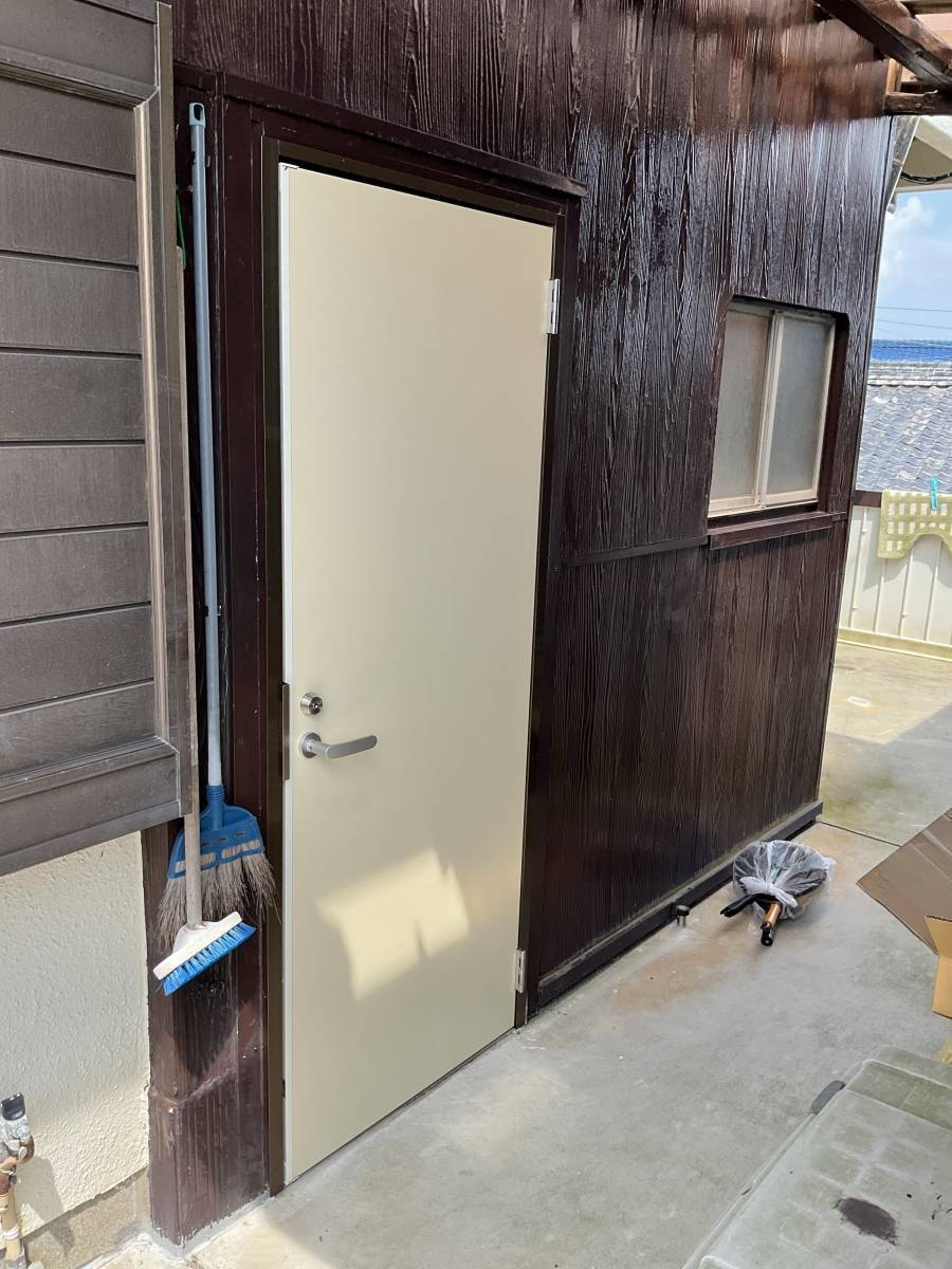 伊勢日軽の木製建具ドアから取替　ロンカラーフラッシュドア　の施工後の写真1