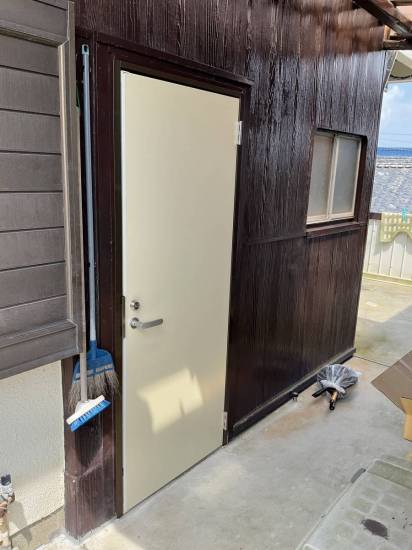 伊勢日軽の木製建具ドアから取替　ロンカラーフラッシュドア　施工事例写真1