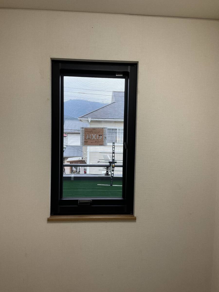 伊勢日軽のフィックス窓から縦すべり出し窓に取り換え　リプラス事例の施工後の写真2