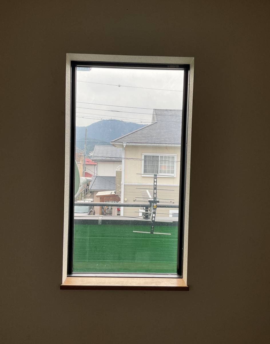 伊勢日軽のフィックス窓から縦すべり出し窓に取り換え　リプラス事例の施工前の写真2