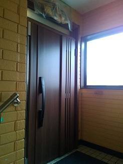 伊勢日軽の玄関ドアの取替　突風による破損施工事例写真1