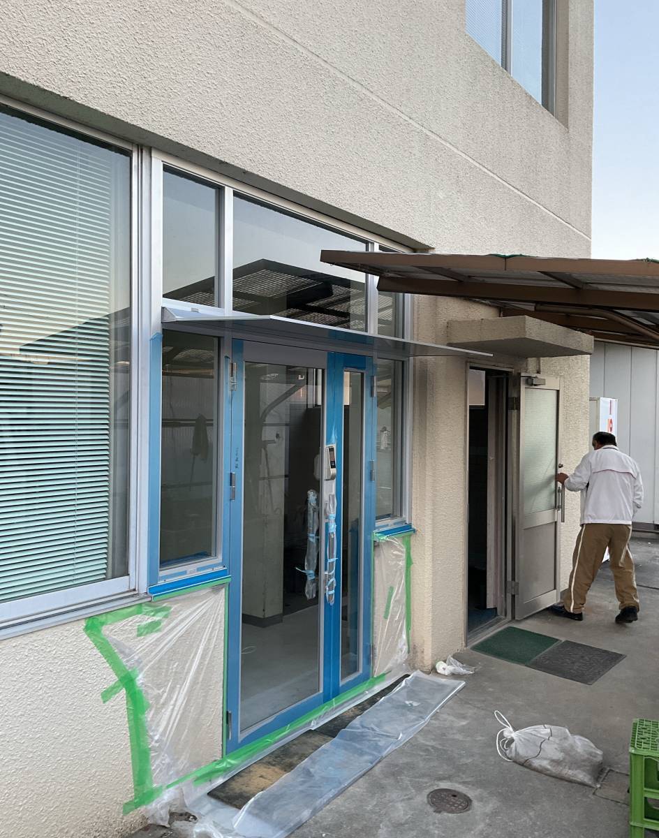 伊勢日軽の事務所出入口のリフォーム工事　一部カバー工法で実施の施工後の写真1