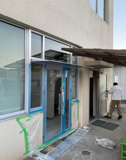 伊勢日軽の事務所出入口のリフォーム工事　一部カバー工法で実施施工事例写真1