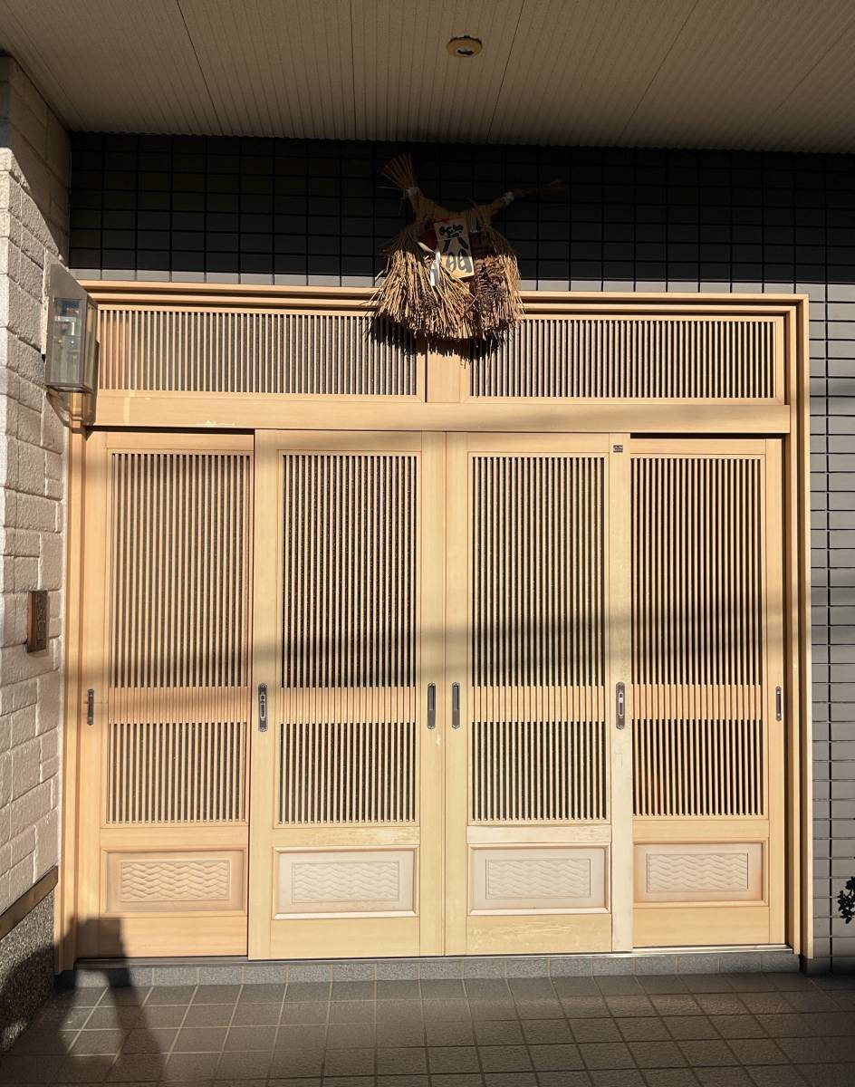 伊勢日軽のリシェント玄関引戸のとりかえ　の施工前の写真1