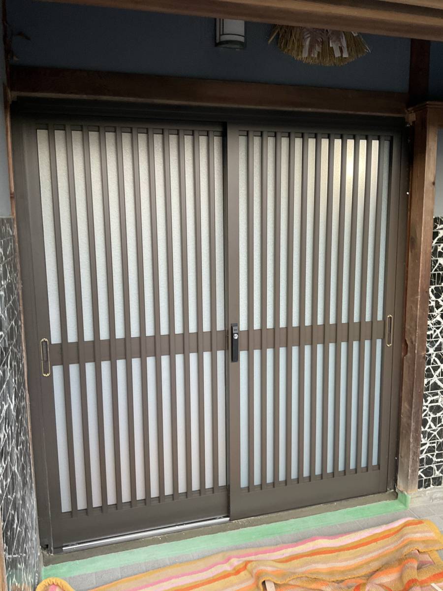 伊勢日軽の玄関ドアの取り換え　木製建具から　LIXIL菩提樹　オプションに３Ｍ製マット調フィルム張りの施工後の写真1