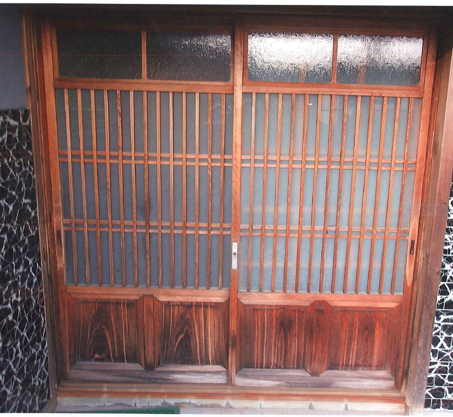 伊勢日軽の玄関ドアの取り換え　木製建具から　LIXIL菩提樹　オプションに３Ｍ製マット調フィルム張りの施工前の写真1