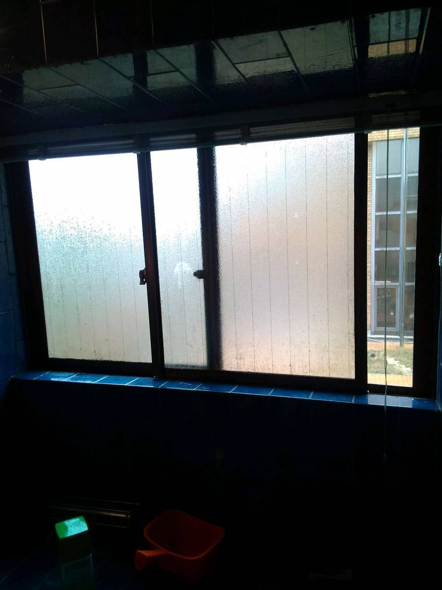 伊勢日軽のヒートショック対策　浴室他　窓で断熱　インプラスの施工前の写真1