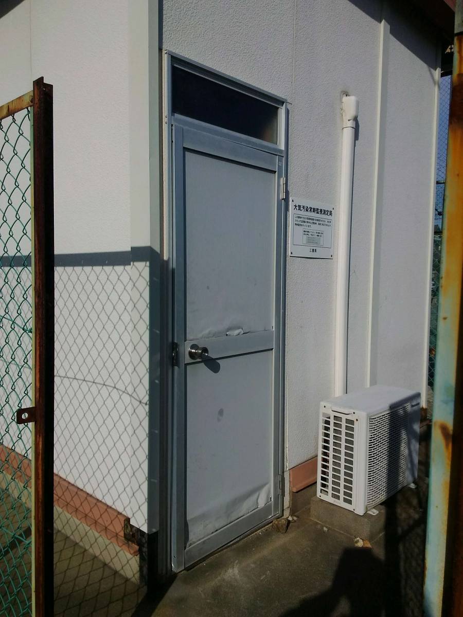 伊勢日軽のロンカラーガラスドア　扉本体の取替の施工前の写真1