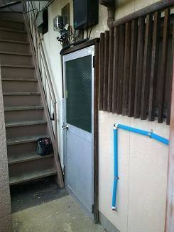 伊勢日軽の通用口ドアの取り合え　の施工前の写真1