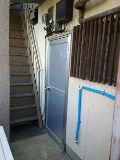 伊勢日軽の通用口ドアの取り合え　施工事例写真1
