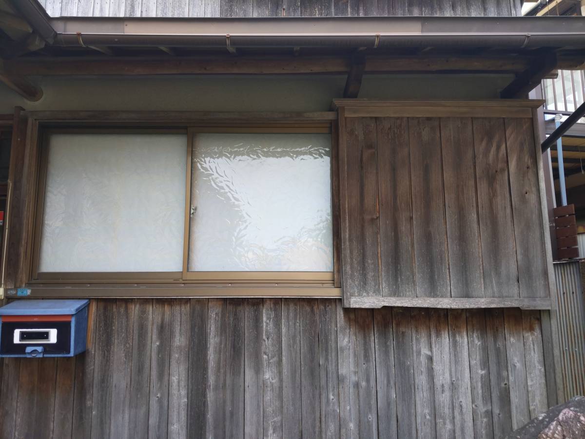 伊勢日軽の木製建具の玄関を、最新の断熱引戸に　　昔のサッシを、断熱サッシにの施工前の写真2