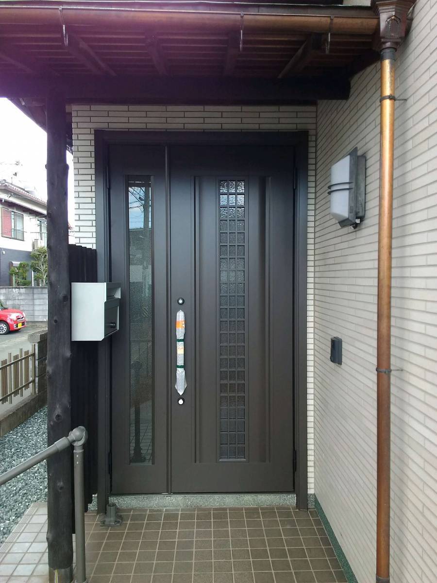 伊勢日軽のリシェント　ドア取替の施工後の写真1