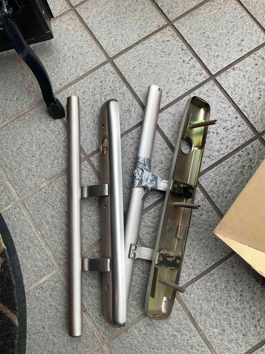 伊勢日軽の玄関の取っ手交換☆の施工前の写真3