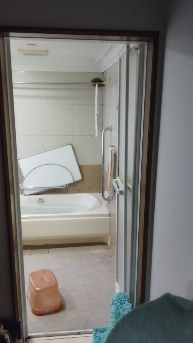 伊勢日軽の浴室折れ戸の取替☆の施工前の写真1