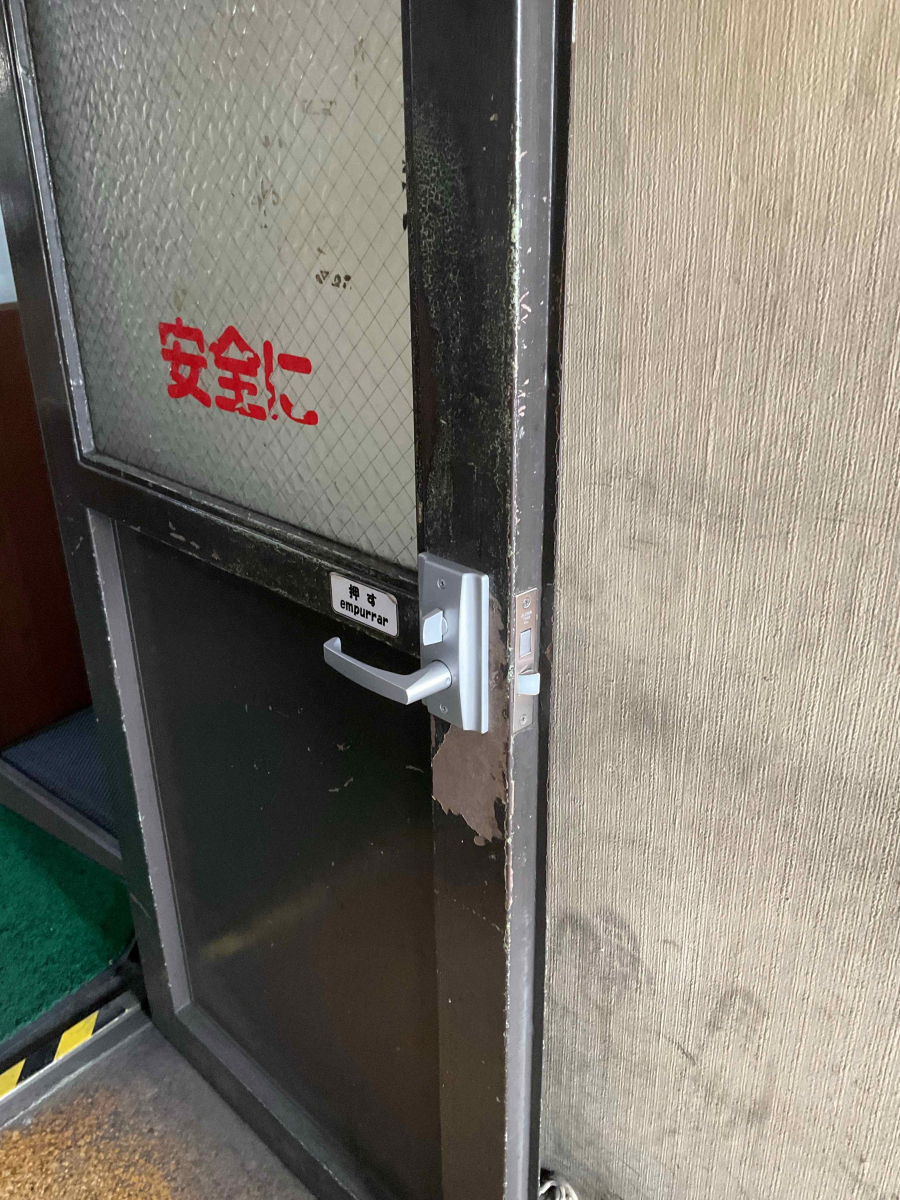 伊勢日軽の握り玉からレバーハンドルへ☆の施工後の写真1