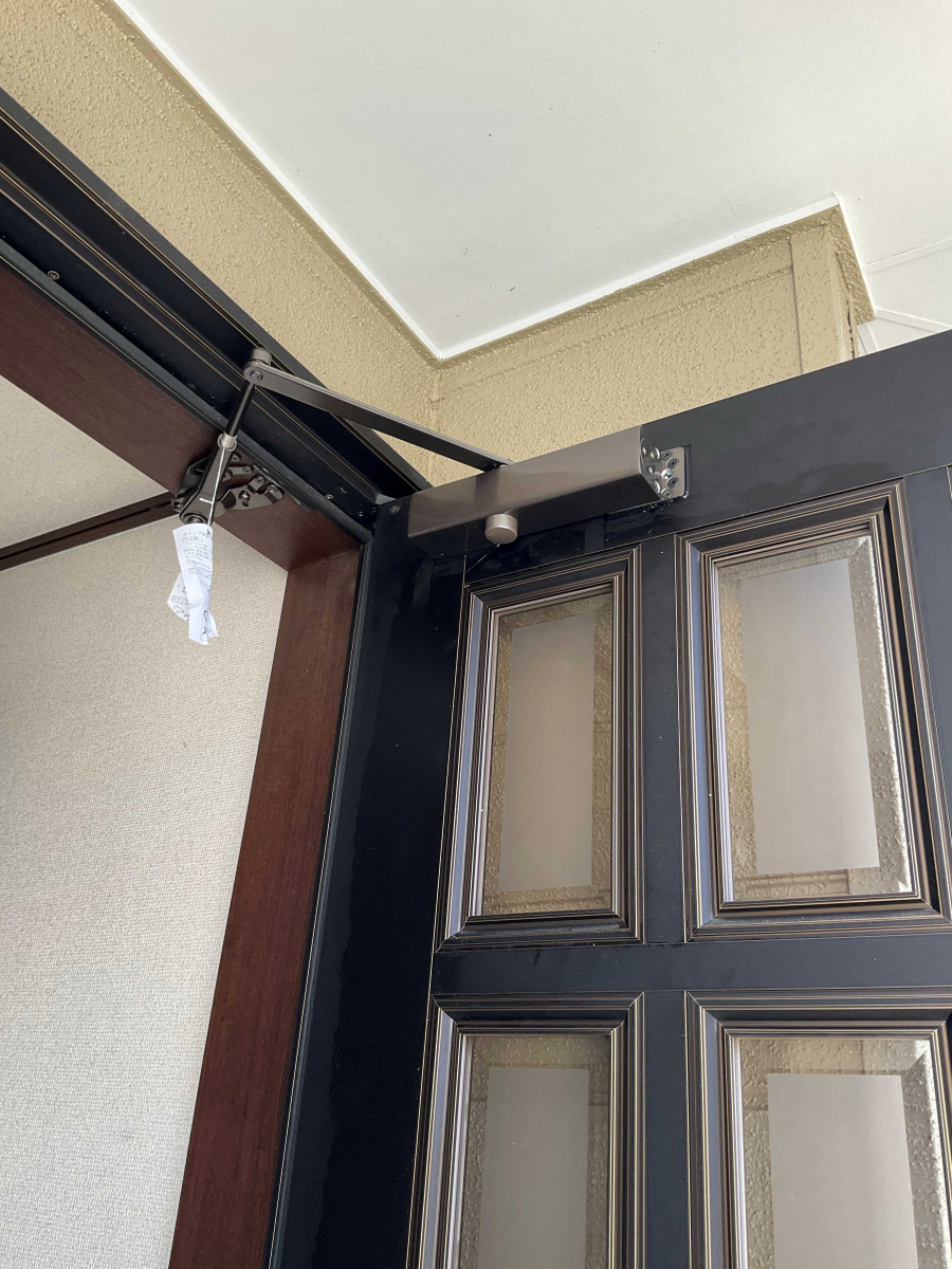 伊勢日軽のドアクローザーの取替の施工後の写真1
