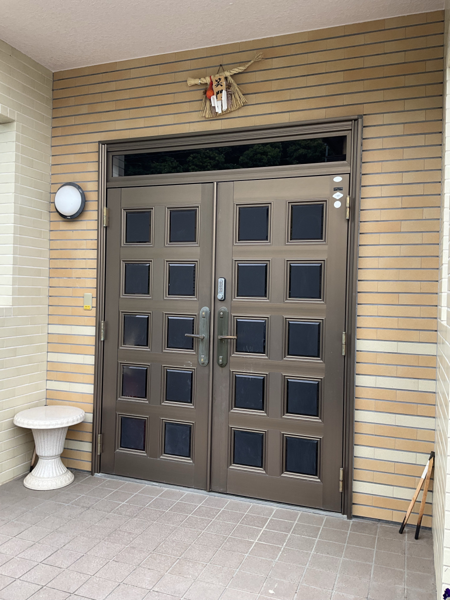 伊勢日軽の両開きドアの取替工事の施工前の写真1
