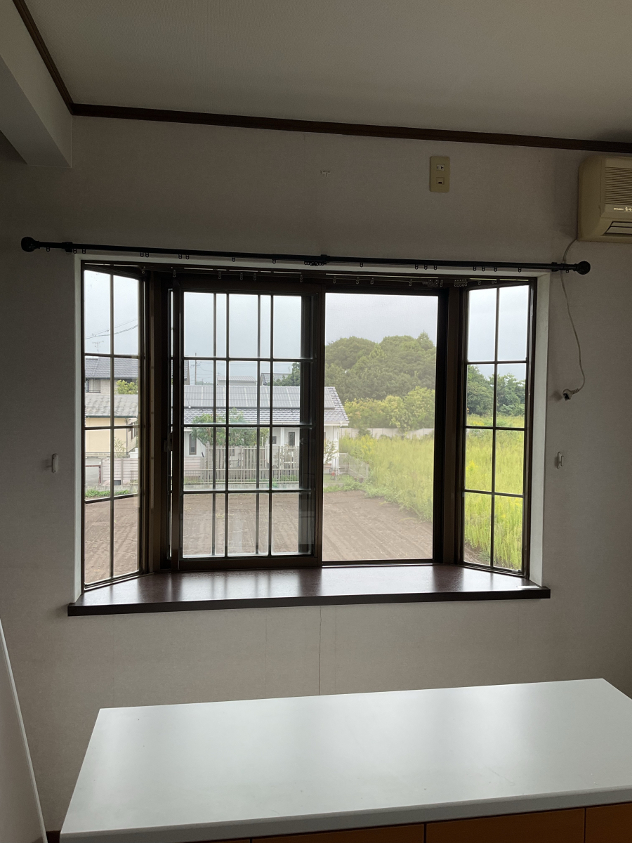 伊勢日軽の出窓に内窓でショーケース!?の施工前の写真1