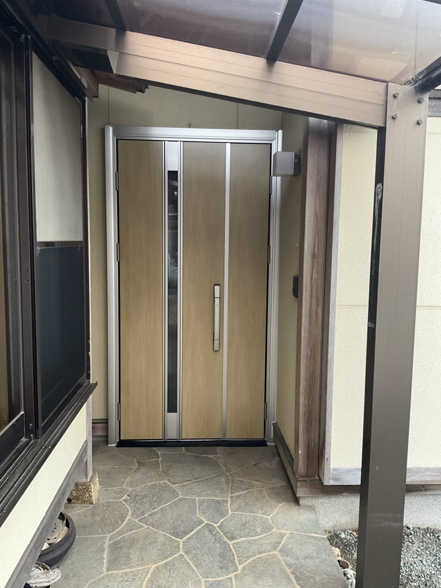 伊勢日軽の玄関ドア取替☆の施工後の写真1