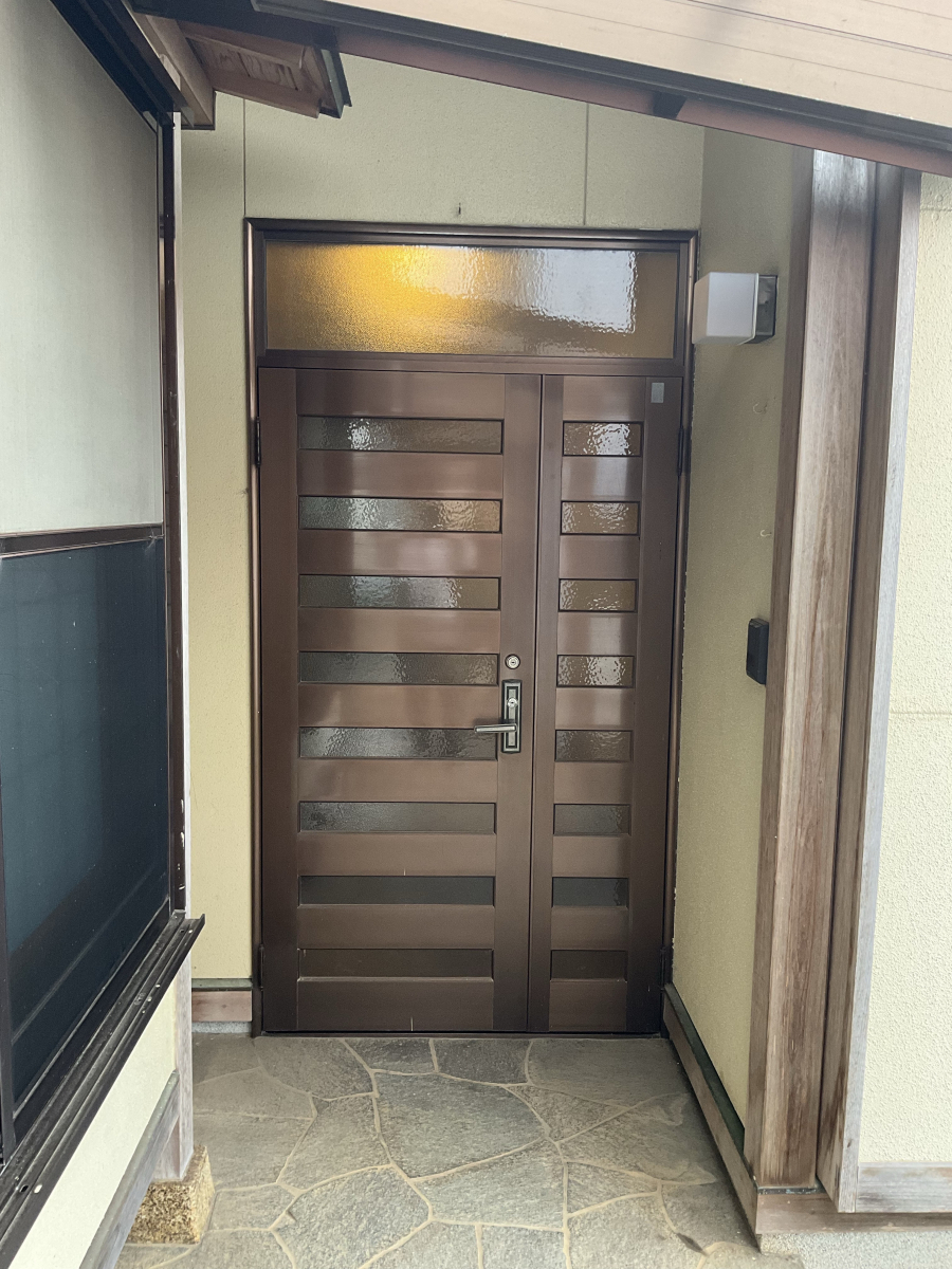 伊勢日軽の玄関ドア取替☆の施工前の写真1