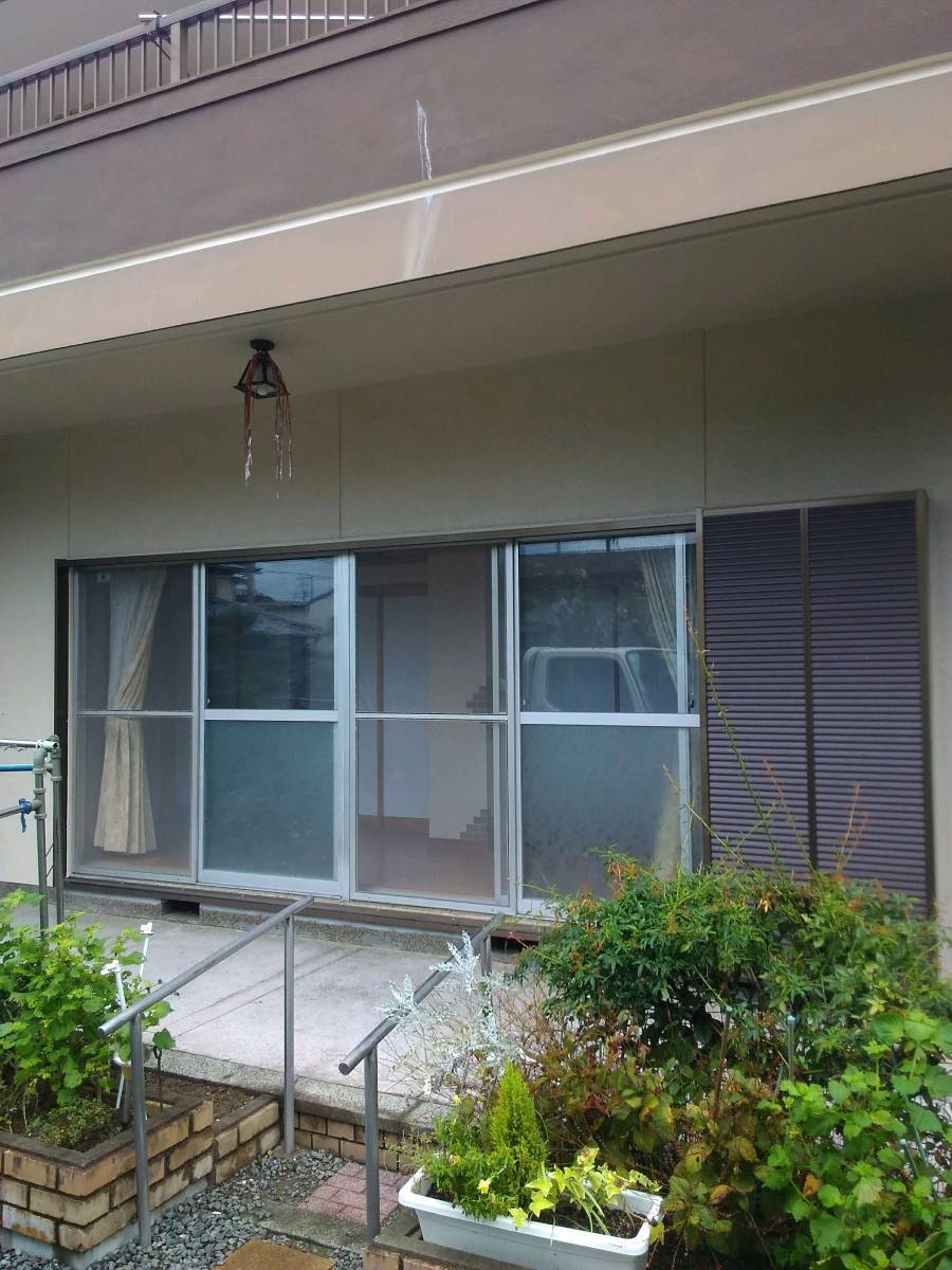 伊勢日軽のリプラス専用枠　引違窓　で　窓の取替の施工前の写真1