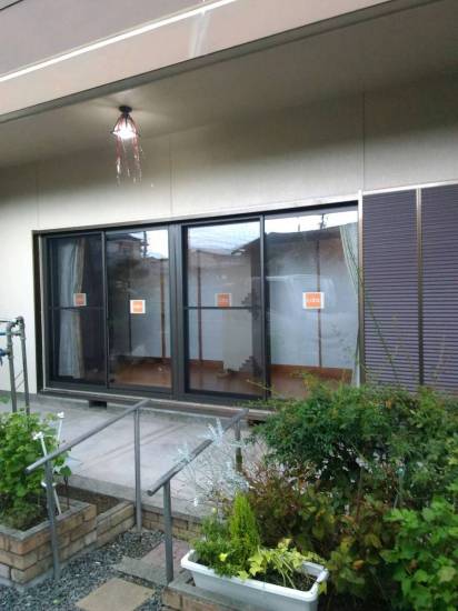 伊勢日軽のリプラス専用枠　引違窓　で　窓の取替施工事例写真1
