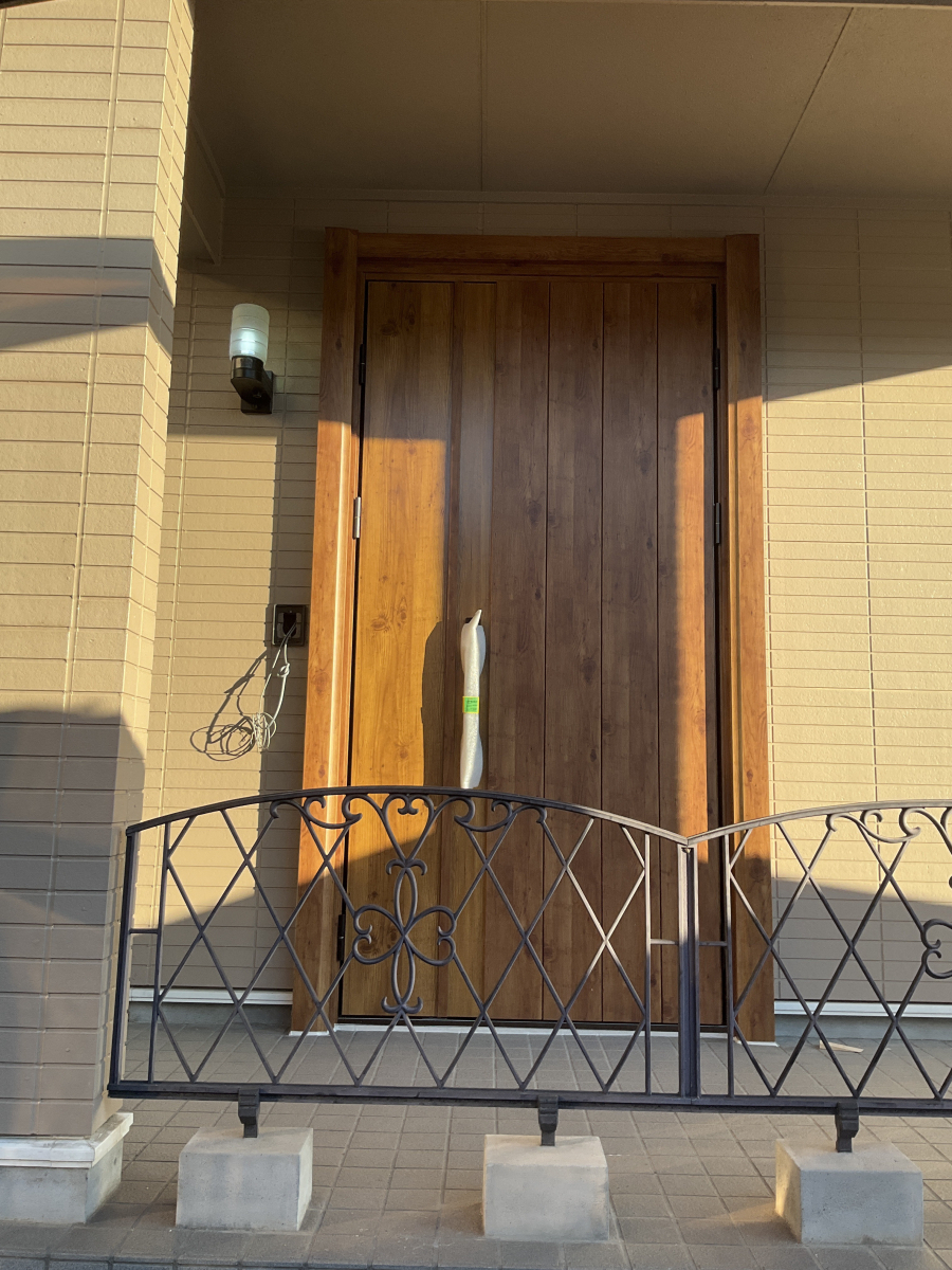 伊勢日軽の玄関ドアを１日で交換☆の施工後の写真1