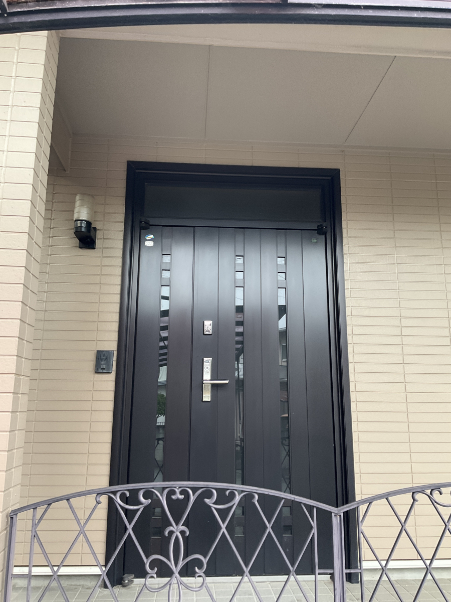 伊勢日軽の玄関ドアを１日で交換☆の施工前の写真1