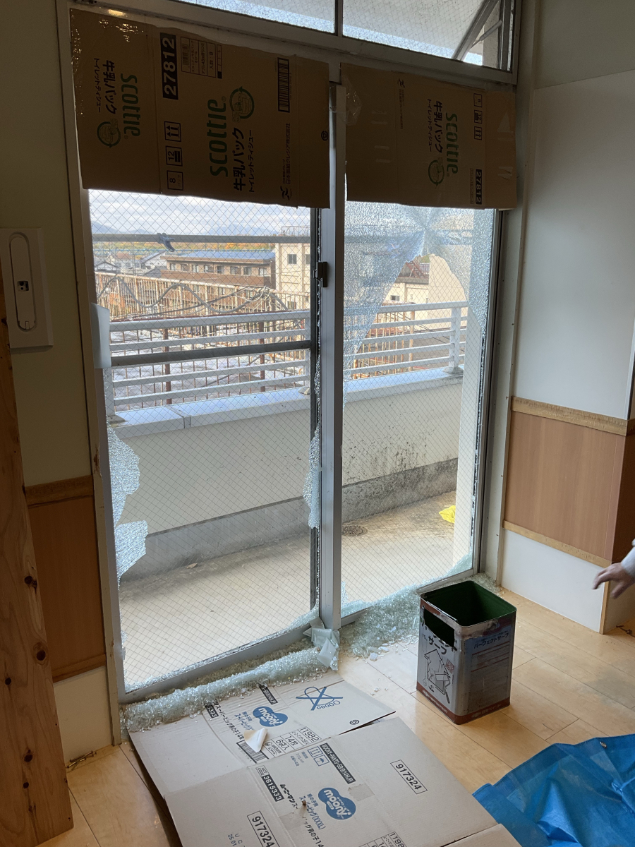 伊勢日軽の網入りガラスの交換☆の施工前の写真1