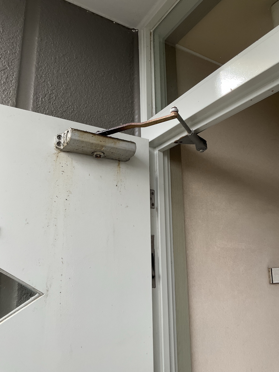 伊勢日軽のドアクローザーの交換☆の施工前の写真1